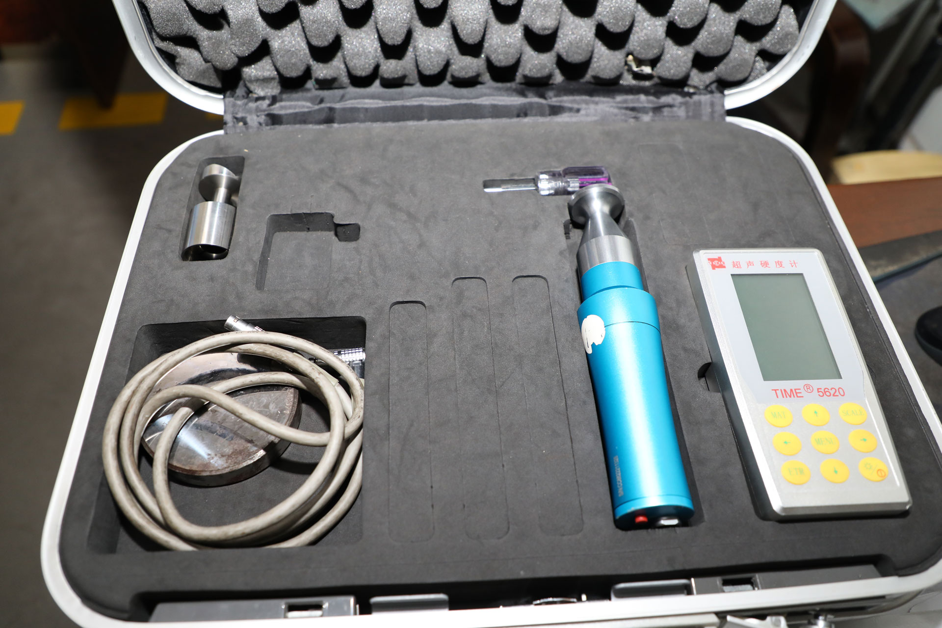 Ultrasonic durometer(Used for measuring the hardness of the parts that cannot be measured by the special workpiece and the table durometer)